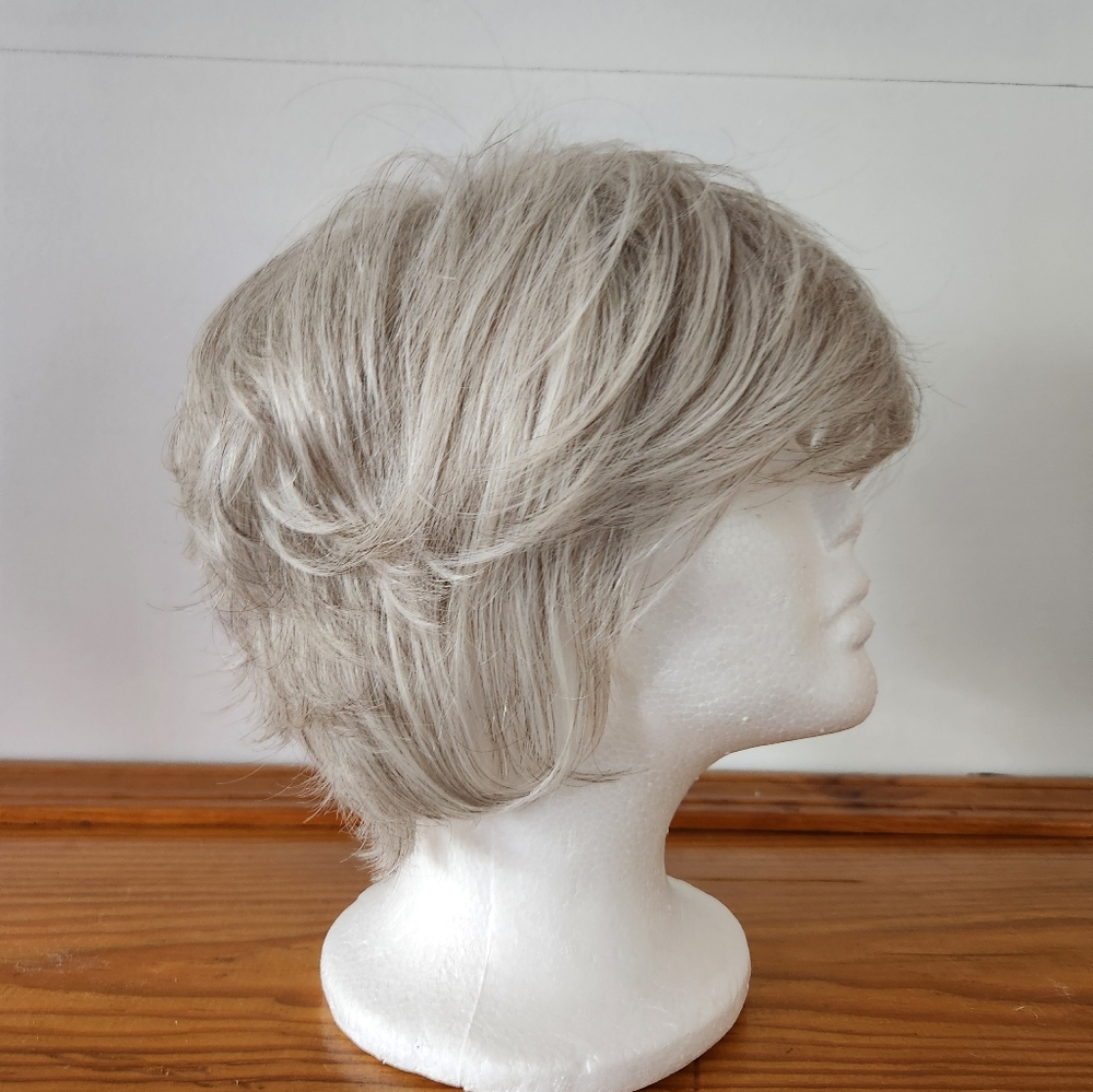 Vivacious Light Gray Short Cut Wig - Picture 3 of 6